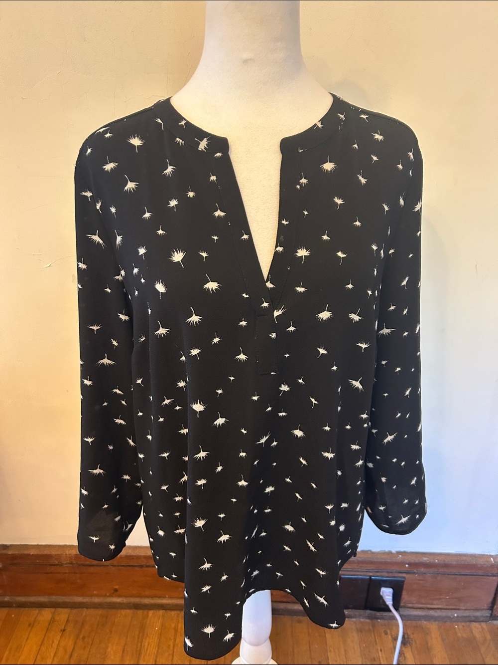 Daniel Rainn Black Printed Split-Neck Long-Sleeve Women's blouse Size M EUC
